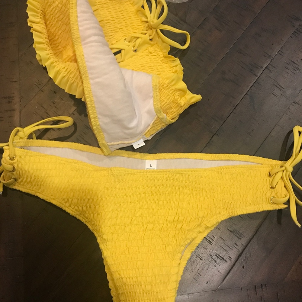 Yellow bikini - Picture 3 of 4